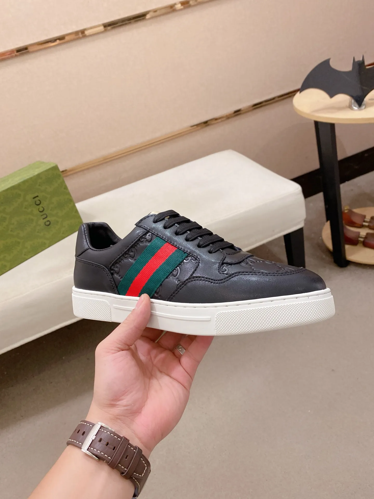 Men's shoes💰 440💰The new GUCCI (Gucci) counters are launched simultaneously. The new men's shoes, 😘fabrics are selected from imported cowhide, and the lining is sheepskin lining. 👍🏿 High-end ☄️ air-cushion molded anti-slip rubber outsole, exquisite lines, simple and elegant, comfortable and high-end for leisure travel. Code number: 38 to 44 (45 can be customized and cannot be returned or exchanged)